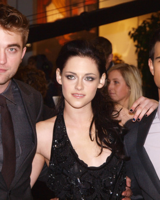 (L-R) British actor Robert Pattinson, US actress Kristen Stewart and US actor Tayllor Lautner arrive for the premiere of their latest film 'Twilight Breaking Dawn' in London's Stratford City on November 16, 2011. AFP PHOTO / MAX NASH (Photo credit should read MAX NASH/AFP/Getty Images)