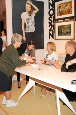 Anna Wintour signing T-shirts in Queens at the inaugural FNO. Dedication!