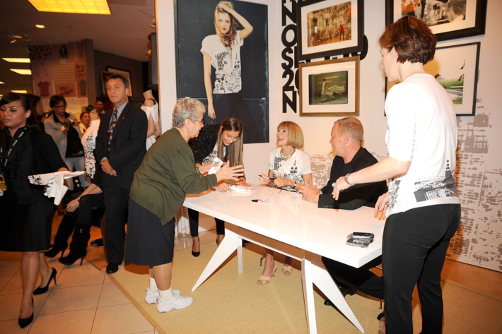 Anna Wintour signing tees in Queens on the first FNO. Memories!