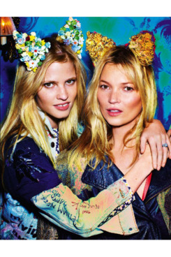 Lara Stone & Kate Moss.