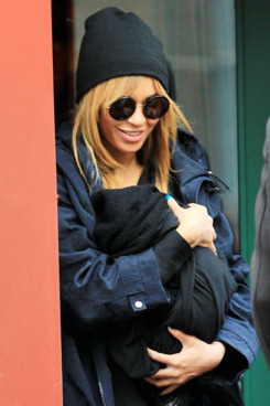 Beyoncé carrying Blue Ivy.