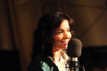 NEW YORK - MAY 08: Musician Bjork performs onstage at the Housing Works Bookstore Cafe's "Live from Home" benefit concert series at Housing Works Bookstore Cafe on May 8, 2009 in New York City. (Photo by Roger Kisby/Getty Images)