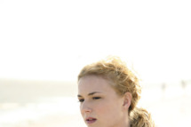 In the premiere episode Emily returns to Southampton and rents the seaside home she shared with her father 17 years ago.