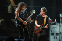 NEW YORK - OCTOBER 30: Kirk Hammett of Metallica performs with Lou Reed onstage at the 25th Anniversary Rock & Roll Hall of Fame Concert at Madison Square Garden on October 30, 2009 in New York City. (Photo by Stephen Lovekin/Getty Images) *** Local Caption *** Kirk Hammett;Lou Reed