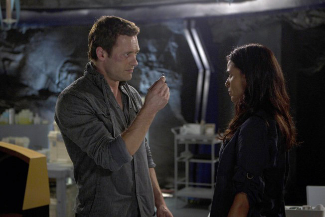 TERRA NOVA: Jim (Jason O'Mara, L) helps Elisabeth (Shelley Conn, R) remember the details of her life after a mysterious virus causes her to lose her memory in the "What Remains" episode of TERRA NOVA airing Monday, Oct. 10 (9:00-10:00 PM ET/PT) on FOX. ©2011 Fox Broadcasting Co. Cr: Brook Rushton/FOX