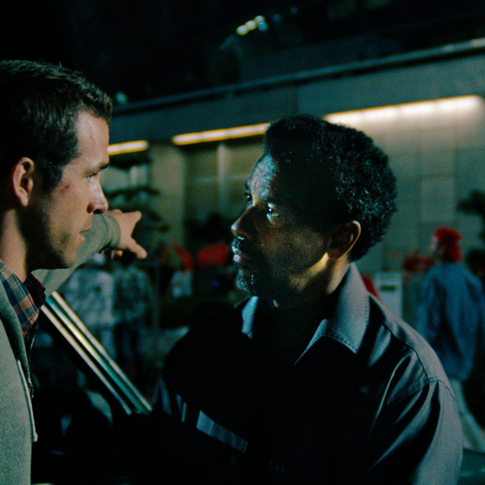 (L to R) Rookie operative Matt Weston (RYAN REYNOLDS) tries to outwit legendary spy Tobin Frost (DENZEL WASHINGTON) in the action-thriller