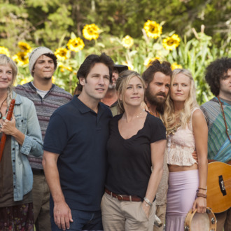 (L to R, foreground) Kathy (KERRI KENNEY-SILVER), George (PAUL RUDD), Linda (JENNIFER ANISTON), Seth (JUSTIN THEROUX) and Eva (MALIN AKERMAN) at Elysium in
