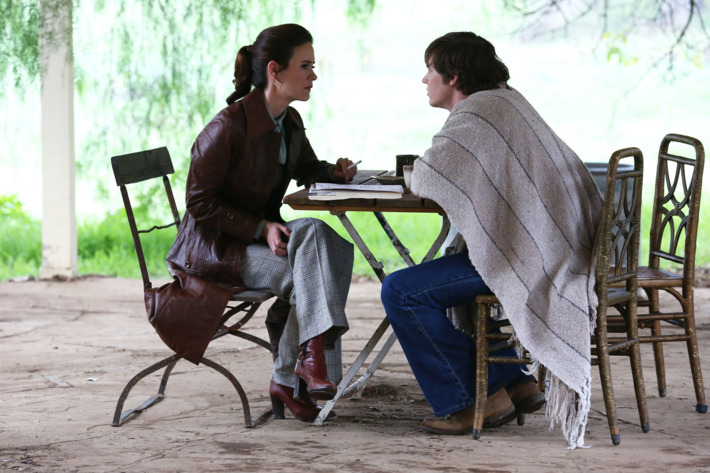AMERICAN HORROR STORY Madness Ends-- Episode 213 (Airs Wednesday, January 23, 10:00 pm e/p) -- Pictured: (L-R) Sarah Paulson as Lana Winters, Evan Peters as Kit Walker