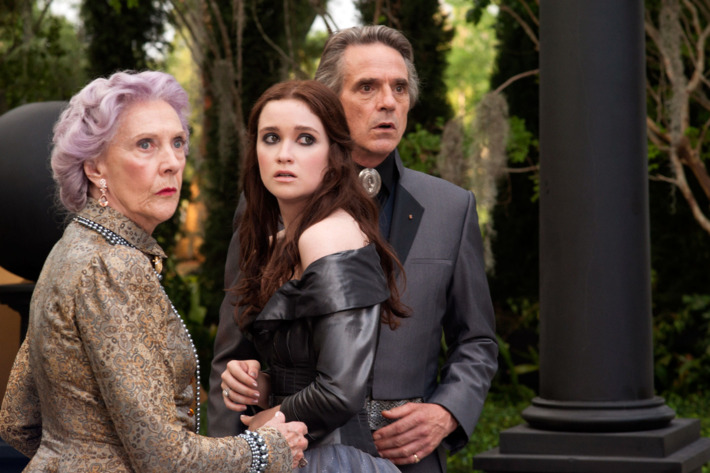 (L-r) EILEEN ATKINS as Gramma, ALICE ENGLERT as Lena Duchannes and JEREMY IRONS as Macon Ravenwood in Alcon Entertainment's supernatural love story “BEAUTIFUL CREATURES,” a Warner Bros. Pictures release.