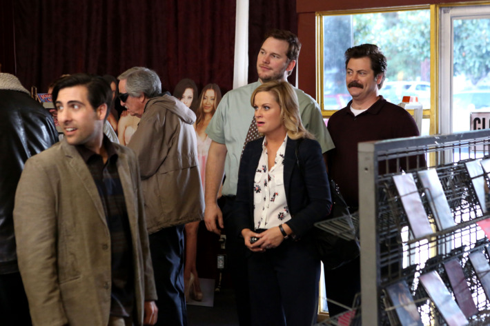 PARKS AND RECREATION -- "Bailout" Episode 515 -- Pictured: (l-r) Jason Schwartzman as Dennis Lerpiss, Amy Poehler as Leslie Knope, Chris Pratt as Andy, Nick Offerman as Ron Swanson