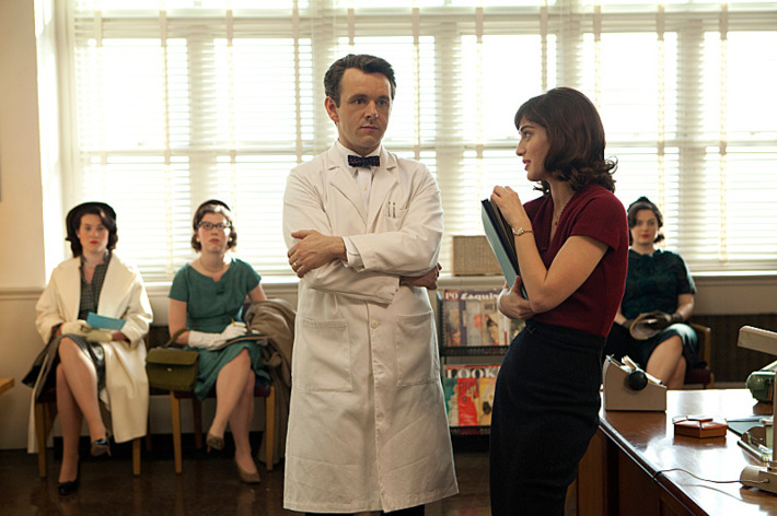 Michael Sheen as Dr. William Masters and Lizzy Caplan as Virginia Johnson in Masters of Sex (season 1, episode 1) - Photo: Craig Blankenhorn/SHOWTIME - Photo ID: mastersofsex_101_0747