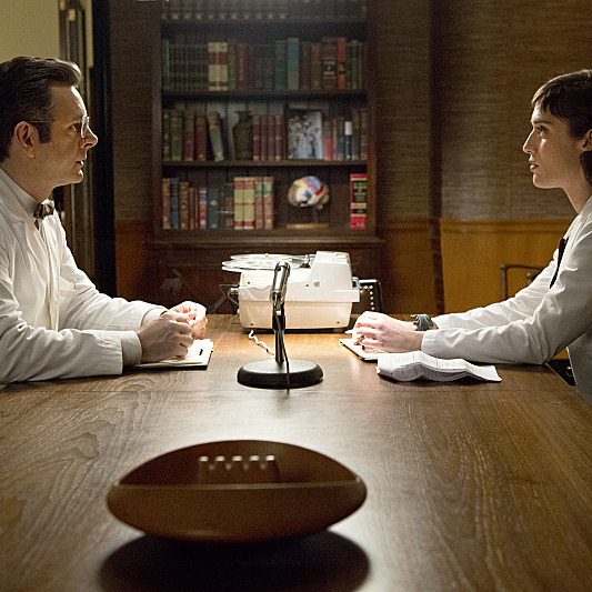 Michael Sheen as Dr. William Masters and Lizzy Caplan as Virginia Johnson in Masters of Sex