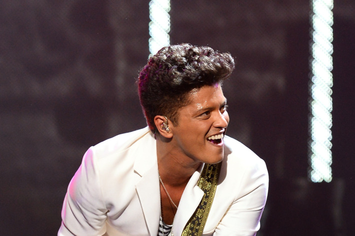 LAS VEGAS, NV - DECEMBER 31: Recording artist Bruno Mars performs during a New Year's Eve concert inside The Chelsea at The Cosmopolitan of Las Vegas on December 31, 2013 in Las Vegas, Nevada. (Photo by Ethan Miller/WireImage)