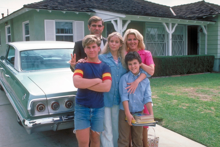 THE WONDER YEARS - Pilot - Season One - 1/31/88 Pre-teen Kevin Arnold (played by Fred Savage, bottom right) learned about life and love growing up in suburban America in the late 1960s. Pictured, from left: Jason Hervey (brother, Wayne), Dan Lauria (father, Jack), Olivia d'Abo (sister, Karen) and Alley Mills (mother, Norma).