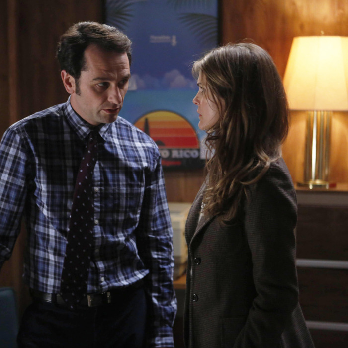 THE AMERICANS -- The Cardinal -- Episode 2 (Airs Wednesday, March 5, 10:00 PM e/p) -- Pictured: (L-R) Matthew Rhys as Philip Jennings, Keri Russell as Elizabeth Jennings -- CR: Craig Blankenhorn/FX