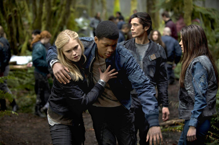 The 100 -- "Pilot" -- Image: HU101a_15965 -- Pictured (L-R): Eliza Taylor as Clarke, Eli Goree as Wells, Bob Morley as Bellamy, and Marie Avgeropoulos as Octavia -- Photo: Cate Cameron/The CW -- © 2013 The CW Network. All Rights Reserved.