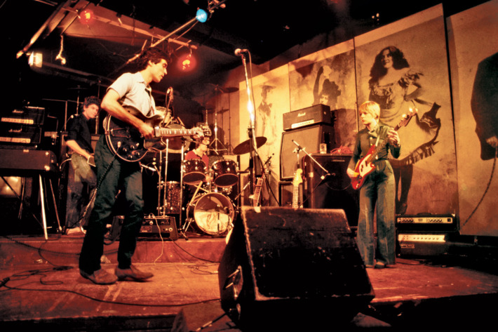 UNITED STATES - JANUARY 01: CBGB'S Photo of David BYRNE and TALKING HEADS and Tina WEYMOUTH and Chris FRANTZ, L-R. Jerry Harrison, David Byrne, Chris Frantz, Tina Weymouth (Photo by Roberta Bayley/Redferns)
