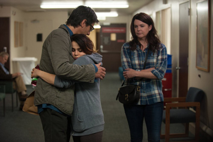 PARENTHOOD -- "The Pontiac" Episode 522 -- Pictured: (l-r) Ray Romano as Hank, Mae Whitman as Amber, Lauren Graham as Sarah -- (Photo by: Colleen Hayes/NBC)