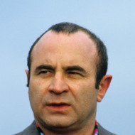 English actor Bob Hoskins on Brighton Pier, during the filming of 'Mona Lisa', September 1985. (Photo by Georges DeKeerle/Getty Images)