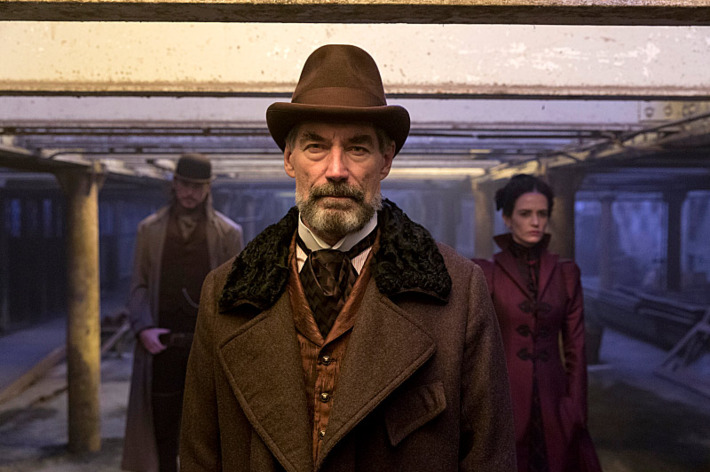 Josh Hartnett as Ethan Chandler, Timothy Dalton as Sir Malcolm and Eva Green as Vanessa Ives in Penny Dreadful (season 1, episode 1). - Photo: Jonathan Hession/SHOWTIME - Photo ID: PennyDreadful_101_3501