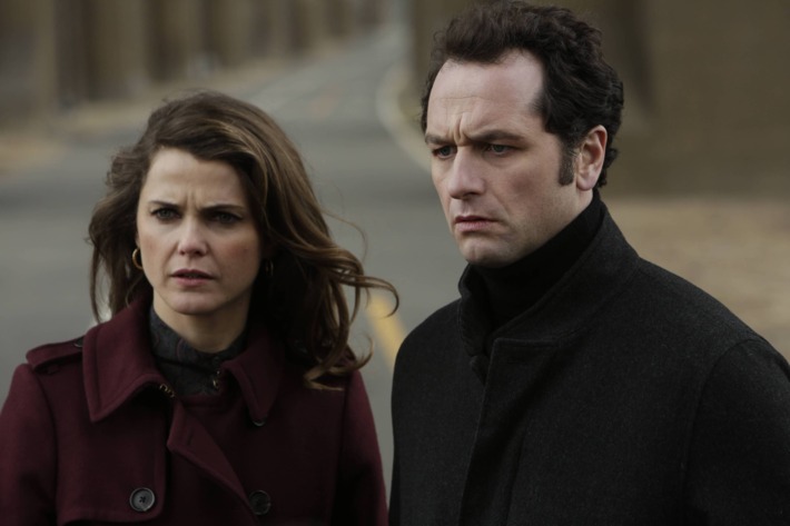 THE AMERICANS -- "Echo" -- Episode 13 (Airs Wenesday, May 21, 10:00 PM e/p) Pictured: (L-R) Keri Russell as Elizabeth Jennings, Matthew Rhys as Philip Jennings. CR. Patrick Harbron/FX