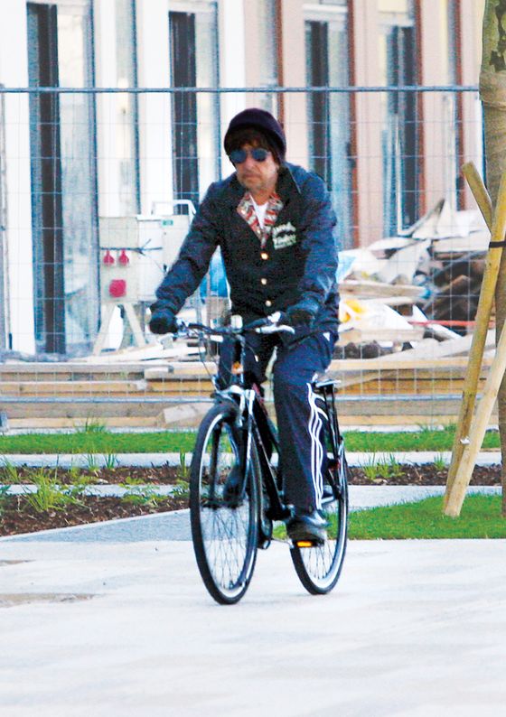 Exclusive... 5178467 ****USA, CANADA, AUSTRALIA, NEW ZEALAND ONLY**** Exclusive... Singer Bob Dylan looks a little bit down while doing a little biking along the waterfront of river Dunaj during his day off in Bratislava (Slovakia), Germany on June 8, 2010. Bob Dylan performed on June 9, 2010. FameFlynet, Inc - Beverly Hills, CA, USA - +1 (818) 307-4813 RESTRICTIONS APPLY: USA ONLY