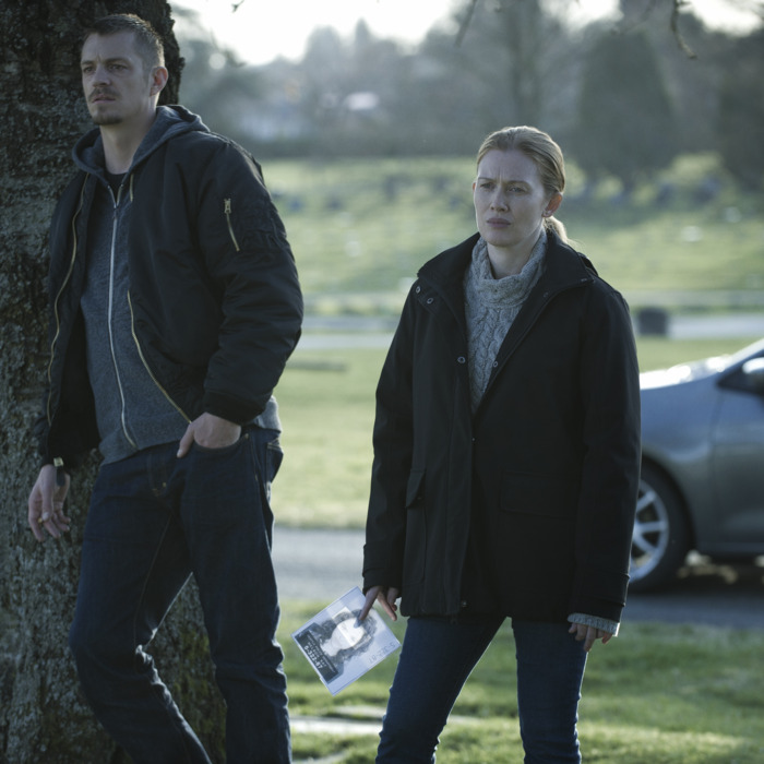 Joel Kinnaman (L) and Mireille Enos (R) in a scene from Netflix's