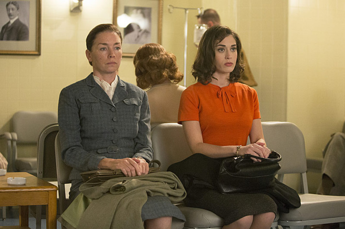 Julianne Nicholson as Dr. Lillian Depaul and Lizzy Caplan as Virginia Johnson in Masters of Sex (season 2, episode 5) - Photo: Michael Desmond/SHOWTIME - Photo ID: MastersofSex_205_1493