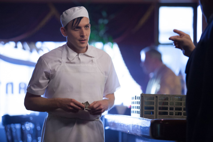 GOTHAM: Oswald Cobblepot (Robin Lord Taylor) finds a new job in the "The Balloonman" episode of GOTHAM airing Monday, Oct. 6 (8:00-9:00 PM ET/PT) on FOX. ?2014 Fox Broadcasting Co. Cr: Jessica Miglio/FOX