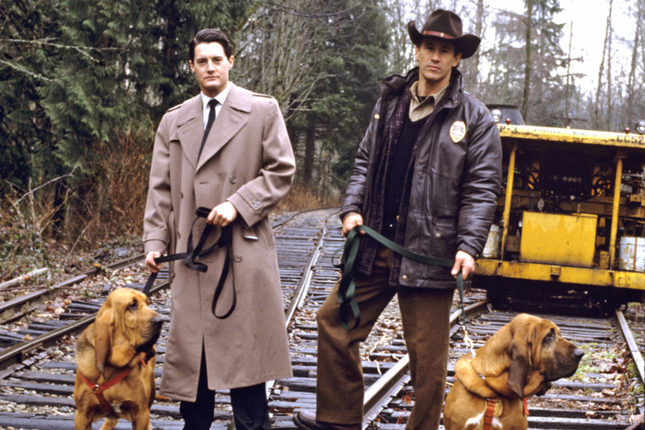 TWIN PEAKS - Pilot - Season One - 4/8/1990Homecoming queen Laura Palmer is found dead, washed up on a riverbank wrapped in plastic sheeting. FBI Special Agent Dale Cooper (Kyle MacLaughlin, left) is called in to work with local Sheriff Harry S.Truman (Michael Ontkean) in the investigation of the gruesome murder in the small Northwestern town of Twin Peaks. (AMERICAN BROADCASTING COMPANIES, INC.)