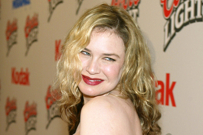Actress Renee Zellweger arrives at the premiere of "Cold Mountain" at the Mann National Theater on December 7, 2003 in Los Angeles, California.