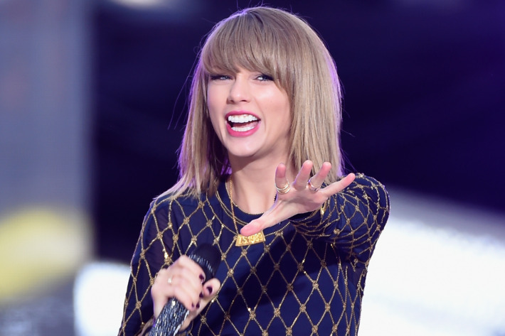 NEW YORK, NY - OCTOBER 30: Taylor Swift Performs On ABC's "Good Morning America" at Times Square on October 30, 2014 in New York City. (Photo by Jamie McCarthy/Getty Images)