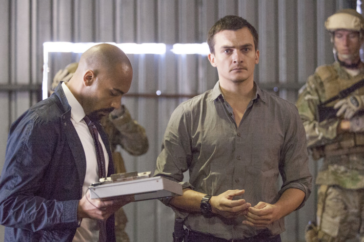 Alex Lanipekun as Hank Wonham and Rupert Friend as Peter Quinn in Homeland (Season 4, Episode 09). - Photo: David Bloomer/SHOWTIME - Photo ID: Homeland_409_1164.R