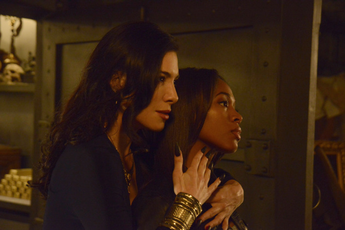 SLEEPY HOLLOW: Carmilla (guest star Jaime Murray, L) threatens Abbie (Nicole Beharie, R) in the "Kali Yuga" episode of SLEEPY HOLLOW airing Monday, Jan. 26 (9:00-10:00 PM ET/PT) on FOX. ?2014 Fox Broadcasting Co. CR: Brownie Harris/FOX