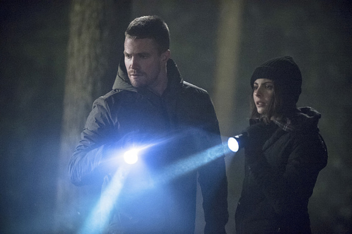 Arrow -- "The Return" -- Image AR314B_0316b -- Pictured (L-R): Stephen Amell as Oliver Queen and Willa Holland as Thea Queen -- Photo: Cate Cameron/The CW -- ??? 2015 The CW Network, LLC. All Rights Reserved.