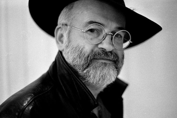 Portrait of author Terry Pratchett, London, 1996. (Photo by Martyn Goodacre/Getty Images)