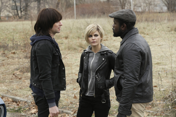 THE AMERICANS -- "Divestment" Episode 308 (Airs Wednesday, March 18, 10:00 PM e/p) Pictured: (L-R) Matthew Rhys as Philip Jennings, Keri Russell as Elizabeth Jennings, Dwayne Alistair Thomas as Reuben Ncgobo. CR: Patrick Harbron/FX