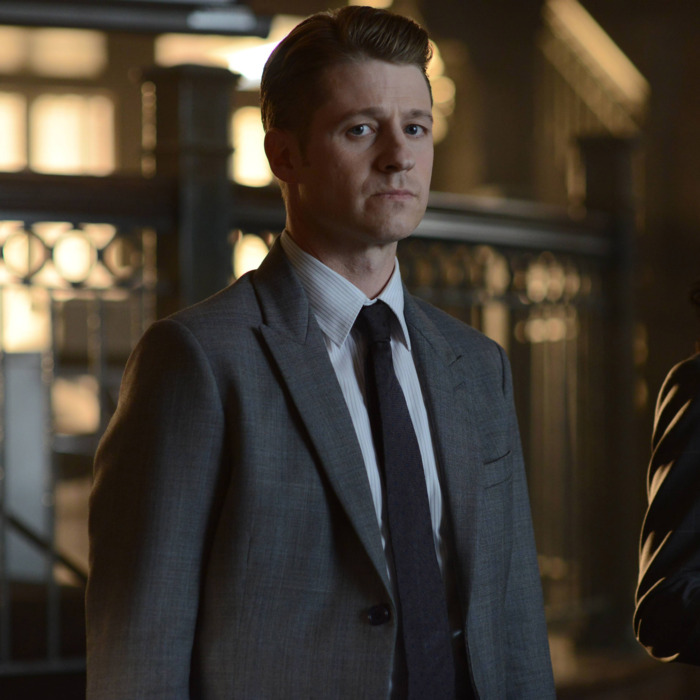 GOTHAM: (L-R) Gordon (Benjamin McKenzie) and Captain Essen (Zabryna Guevara) in the Rise of the Villains: “Knock, Knock” episode of GOTHAM airing Monday, Sept. 28 (8:00-9:00 PM ET/PT) on FOX. ©2015 Fox Broadcasting Co. Cr: Nicole Rivelli/FOX.