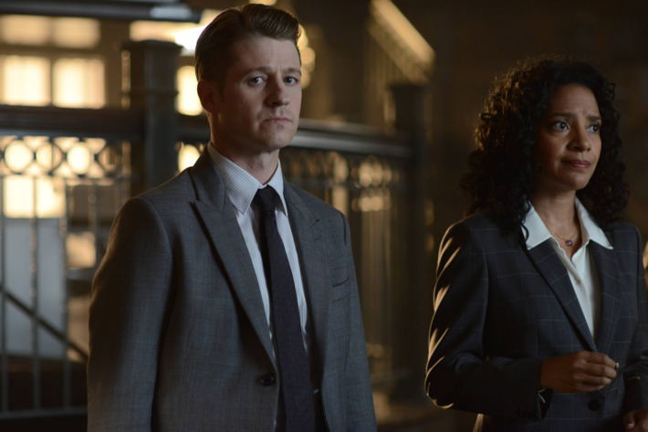 GOTHAM: (L-R) Gordon (Benjamin McKenzie) and Captain Essen (Zabryna Guevara) in the Rise of the Villains: “Knock, Knock” episode of GOTHAM airing Monday, Sept. 28 (8:00-9:00 PM ET/PT) on FOX. ©2015 Fox Broadcasting Co. Cr: Nicole Rivelli/FOX.