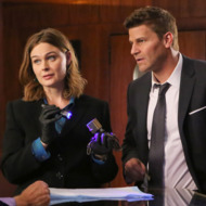 BONES: L-R: Guest star Jay Thomas, Emily Deschanel and David Boreanaz in the "The Promise in the Palace" episode of BONES airing Thursday, Nov. 12 (8:00-9:00 PM ET/PT) on FOX. ©2015 Fox Broadcasting Co. Cr: Kevin Estrada/FOX
