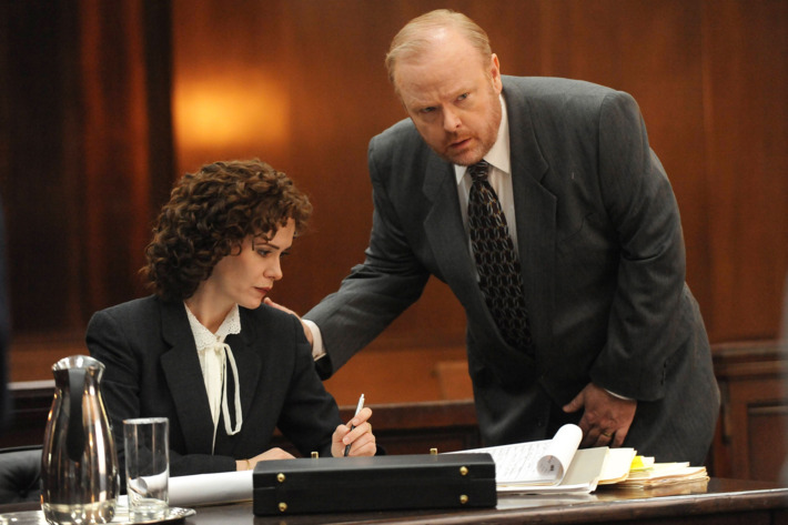 THE PEOPLE v. O.J. SIMPSON: AMERICAN CRIME STORY "From the Ashes of Tragedy" Episode 101 (Airs Tuesday, February 2, 10:00 pm/ep) -- Pictured: (l-r) Sarah Paulson as Marcia Clark, Christian Clemenson as Bill Hodgman. CR: Ray Mickshaw/FX