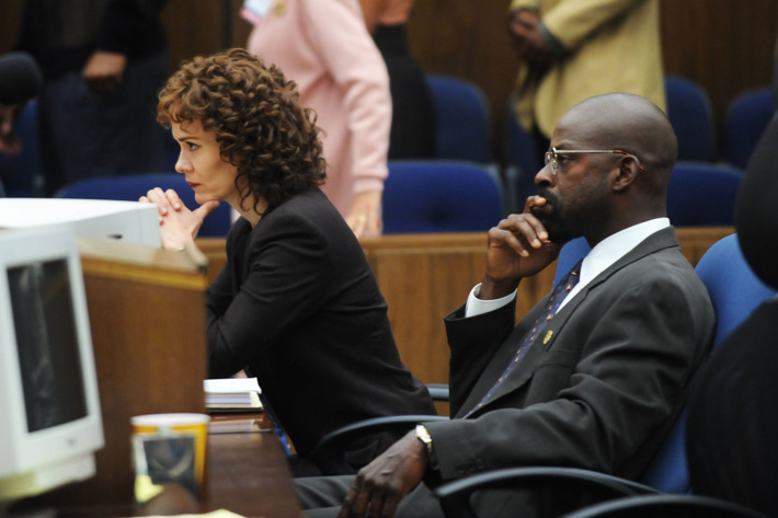THE PEOPLE v. O.J. SIMPSON: AMERICAN CRIME STORY -- Pictured: (l-r) Sarah Paulson as Marcia Clark, Sterling K. Brown as Christopher Darden. CR: Ray Mickshaw/FX Networks