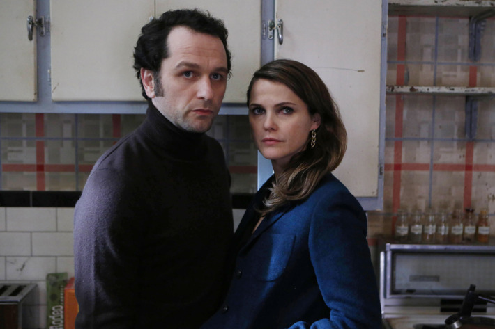 THE AMERICANS -- "Munchkins" Episode 410 (Airs, Wednesday, May 18, 10:00 pm/ep) -- Pictured: (l-r) Matthew Rhys as Philip Jennings, Keri Russell as Elizabeth Jennings. CR: Craig Blankenhorn/FX