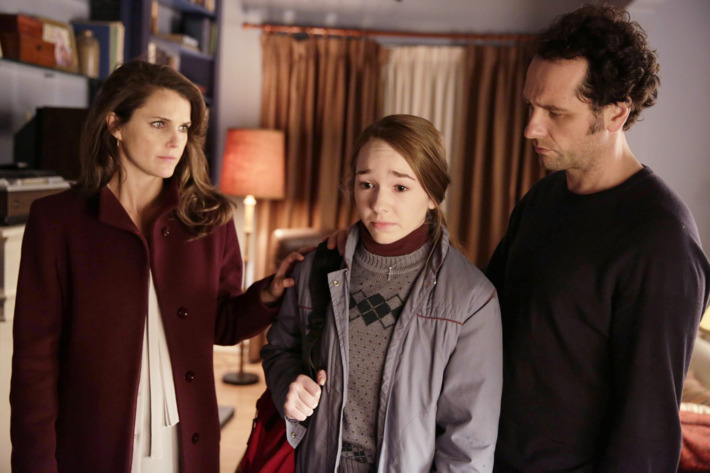 THE AMERICANS -- "A Roy Rogers in Franconia" Episode 412 (Airs, Wednesday, June 2, 10:00 pm/ep) -- Pictured: (l-r) Keri Russell as Elizabeth Jennings, Holly Taylor as Paige Jennings, Matthew Rhys as Philip Jennings. CR: Patrick Harbron/FX