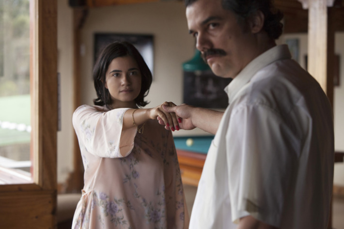 Paulina Gaitán as Tata, Wagner Moura as Pablo.