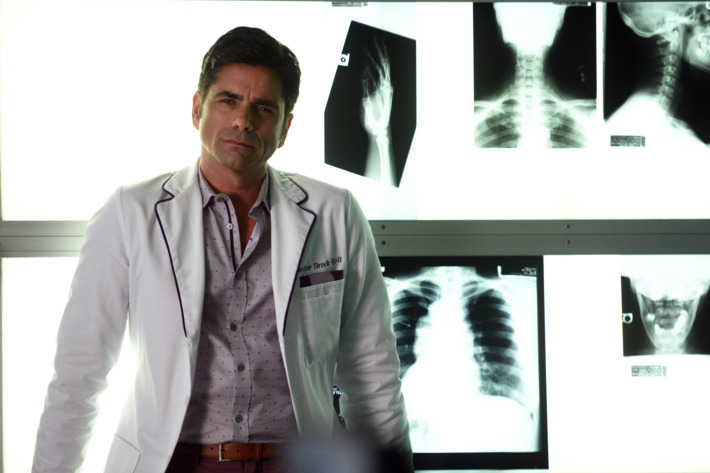 SCREAM QUEENS: John Stamos in the all-new “Scream Again” season premiere episode of SCREAM QUEENS airing Tuesday, Sept. 20 (9:01-10:00 PM ET/PT) on FOX. Cr: Michael Becker / FOX. © 2016 Fox Broadcasting Co.