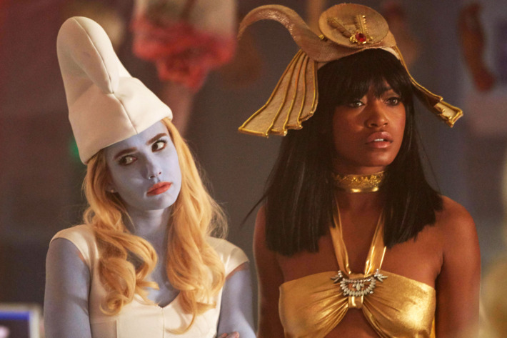 SCREAM QUEENS: L-R: Emma Roberts and Keke Palmer in the all-new “Halloween Blues” episode of SCREAM QUEENS airing Tuesday, Oct. 18 (9:01-10:00 PM ET/PT) on FOX. Cr: Michael Becker / FOX. © 2016 FOX Broadcasting Co.