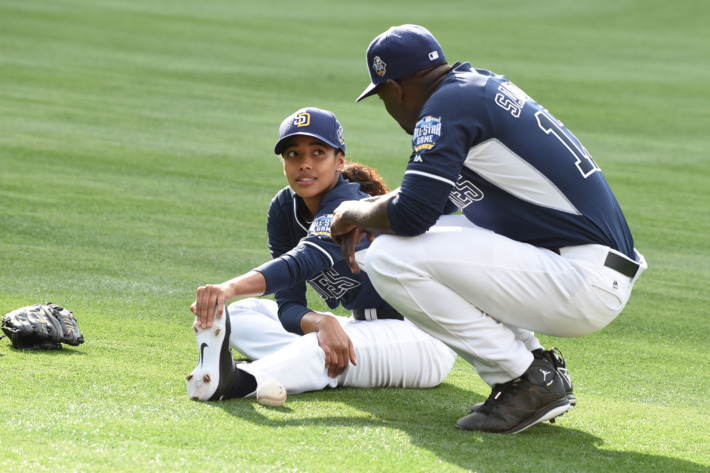 PITCH: L-R: Kylie Bunbury and Mo McRae in the all-new “Alfonzo Guzman-Chavez” episode of PITCH airing Thursday, Oct. 27 (8:59-10:00 PM ET/PT) on FOX.Cr: Ray Mickshaw / FOX. © 2016 FOX Broadcasting Co.