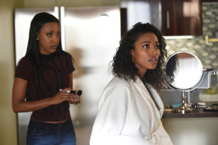 PITCH: L-R: Meagan Holder and Kylie Bunbury in the all-new “Wear It” episode of PITCH airing Thursday, Nov. 3 (9:00-10:00 PM ET/PT) on FOX. Cr: Ray Mickshaw / FOX. © 2016 FOX Broadcasting Co.