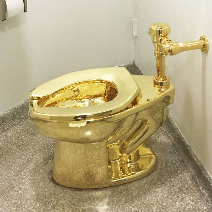 29-maurizio-cattelan-toilet.w700.h700.jpg
